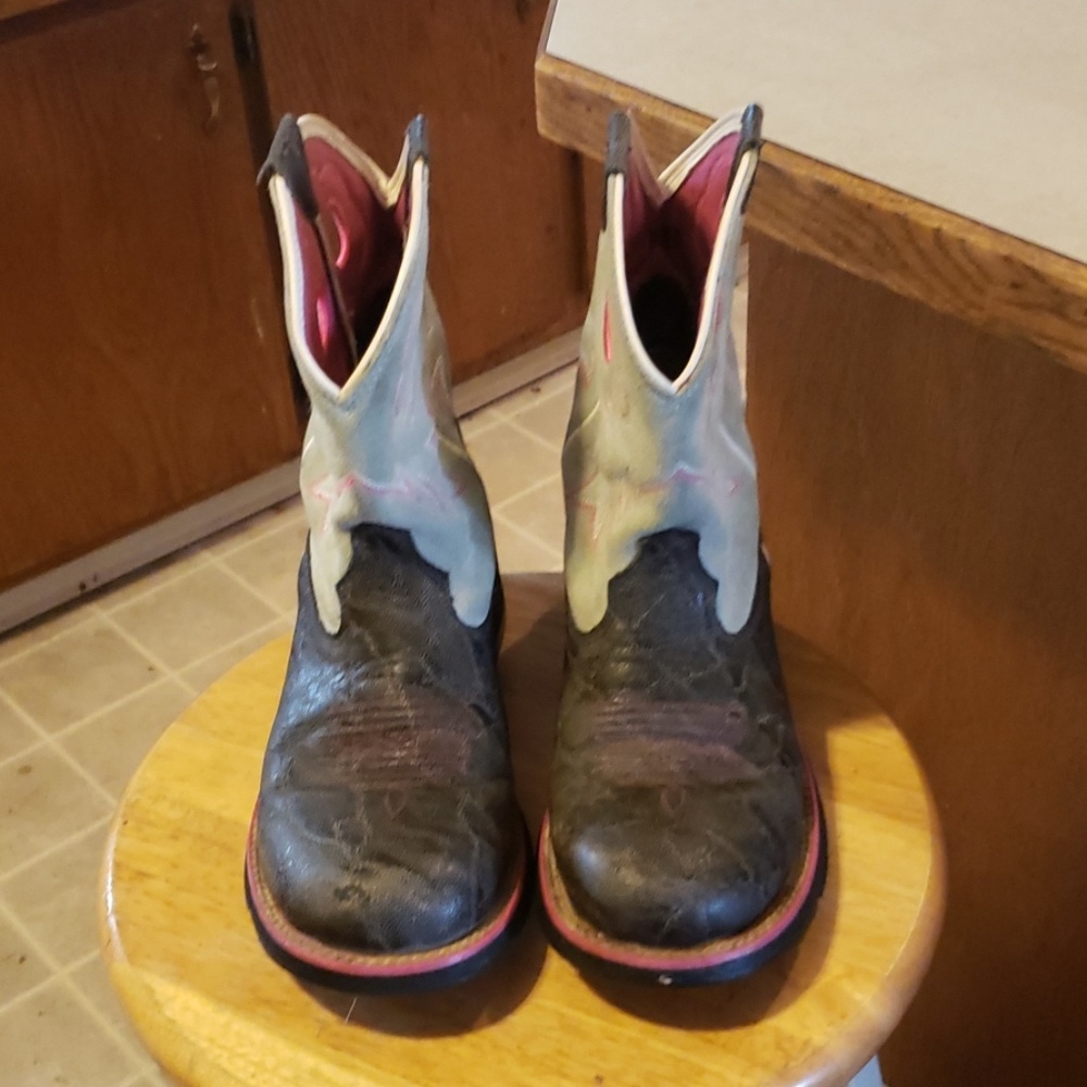 Ariat short cowgirl boots